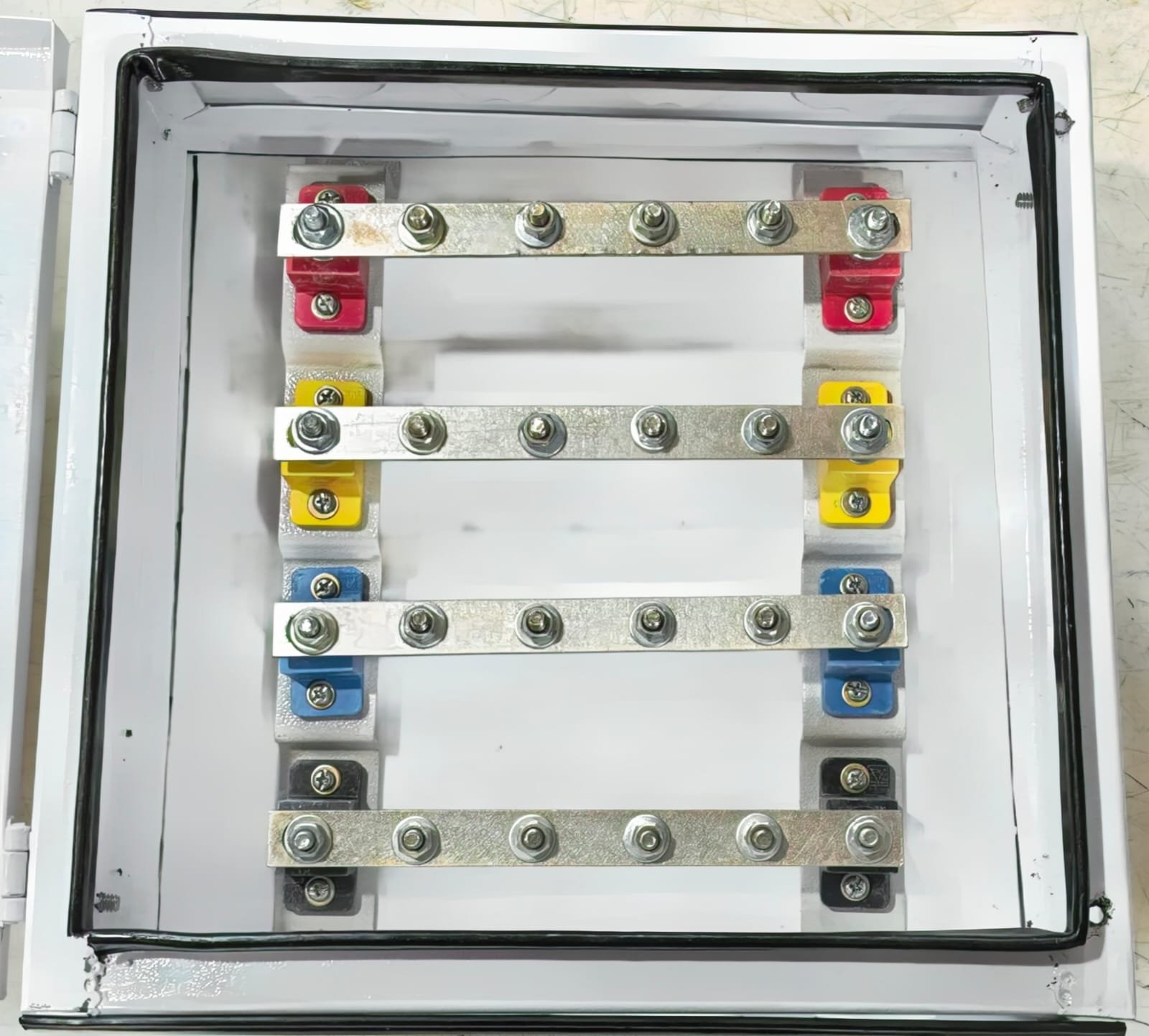Sputnik Bus Bar Chamber – Interior